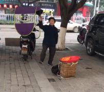被水果耽误的舞王！大爷一边卖橘子一边跳舞引围观