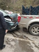 两车当街相撞 轿车受损引擎盖外翻