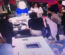 四名女子火锅店内用餐   直接逃单走人