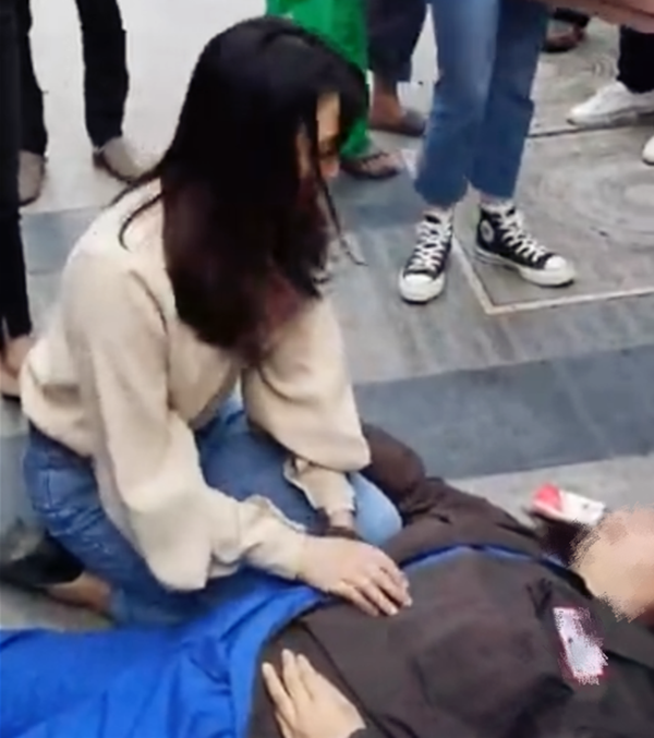 女子突然抽搐晕倒美女跪在地上及时救助获赞