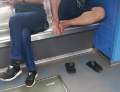 男子大热天赤脚踩在座椅上 毫不顾忌其他乘客的感受