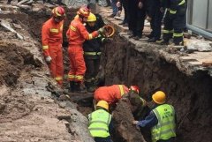 施工现场土石方发生垮塌 工人被埋2米深的泥沟里