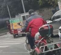 男子用塑料板自制挡风玻璃 中间还抠出大洞来看路