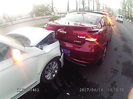 女子错将油门当刹车 造成三车追尾被吓蒙