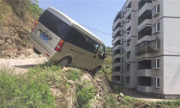 面包车悬在半山坡 动一下车身就使劲摇
