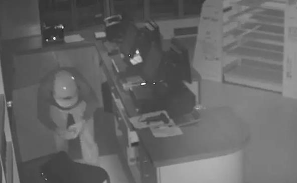 加油站员工换身衣服店内行窃 得手后贼喊捉贼