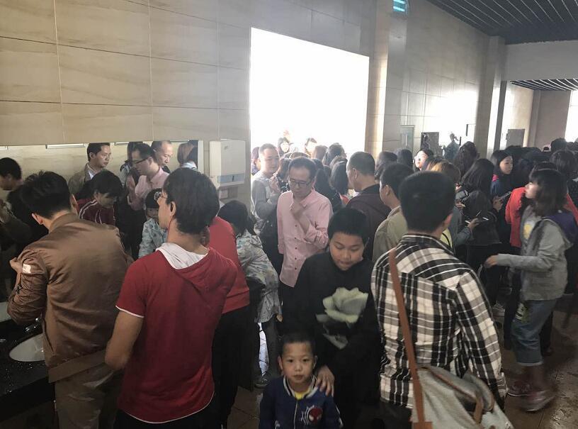 小长假首日 重庆一高速服务区女厕爆满