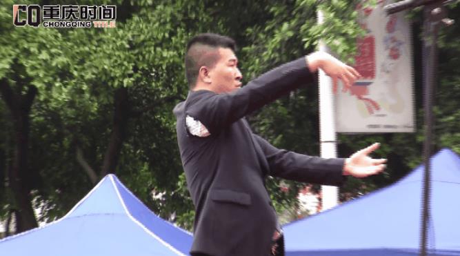 重庆一合唱比赛指挥表演太投入 西服都裂了
