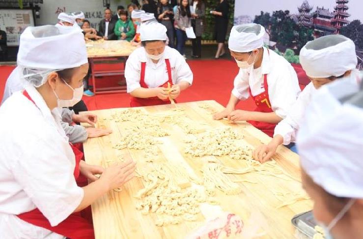 重庆磁器口搓麻花比赛 冠军2秒搓1个