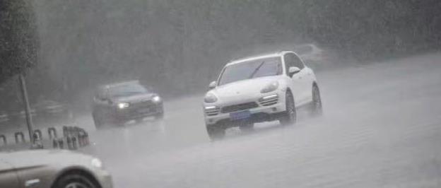 重庆今遇“奇葩”天气 同一时段渝北大雨南岸烈日
