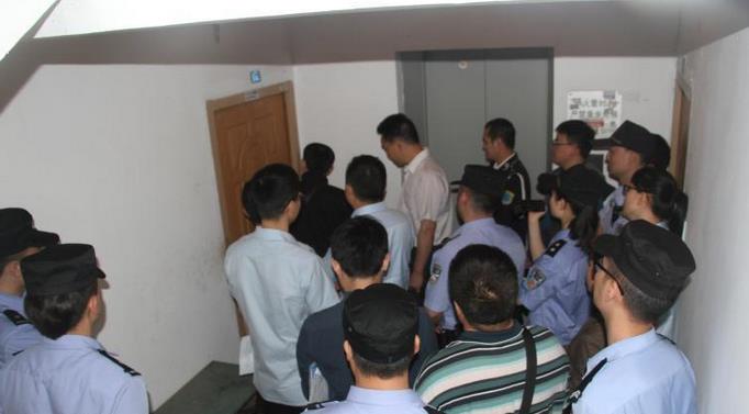 石桥铺这家人堵死自家锁眼 有人敲门狗都不叫