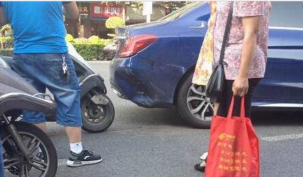 电动车追尾奔驰 奔驰车主：不用赔