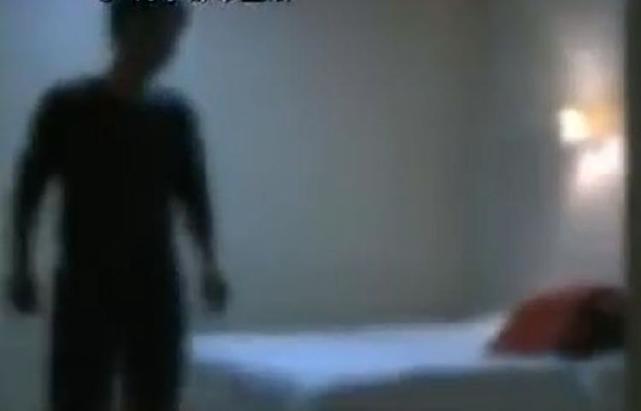 男女网友开房民警闯入