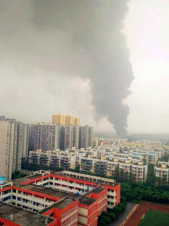 重庆一园区发生火灾 黑烟冲天