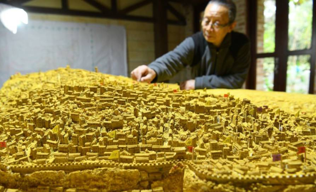 73岁老人在塑料泡沫上“造”出一座老重庆城