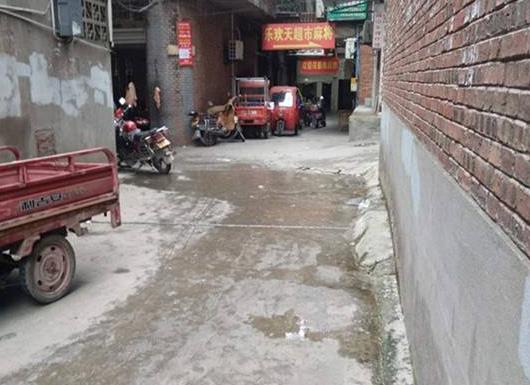 没下雨地上却积了水 不小心还会踩到水坑