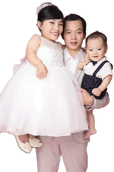 带娃娃开直播拍写真 “袖珍妈妈”有20万粉丝