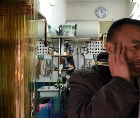 34年手艺的传统理发匠：只给男士剪发，客人都成老朋友