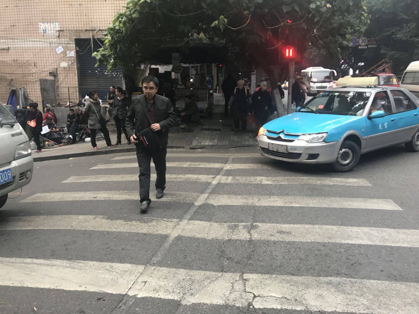 红绿灯成摆设  5分钟不到至少10个人闯红灯