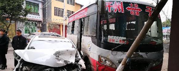 客车借道超车 两车直接相撞