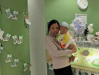 孩子出生全身是黑斑 治疗中爸爸又遇车祸