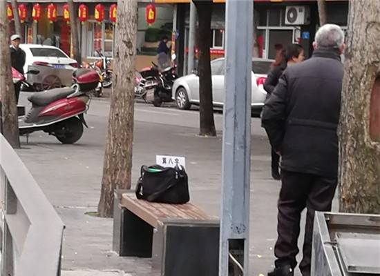 彩虹桥边的算命先生  无聊了就围拢打扑克