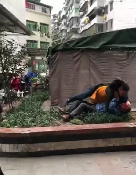 使用塑料餐具引争执  面馆老板当街打人