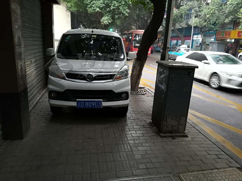 私家车停人行道 让你无路可走
