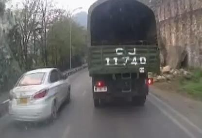 视频惊险实录 教练车变斗气车