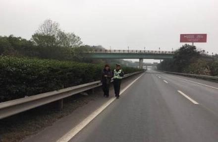 八旬老人为看车  高速路上步行三公里