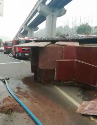 大货车爆胎侧翻 多部门联合施救
