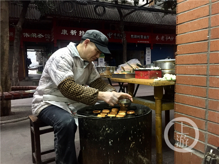 他做了三十年的熨斗糕 70岁老人来寻找半个世纪前的童年
