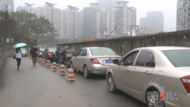 路桥退费第一天 人多车多打拥堂