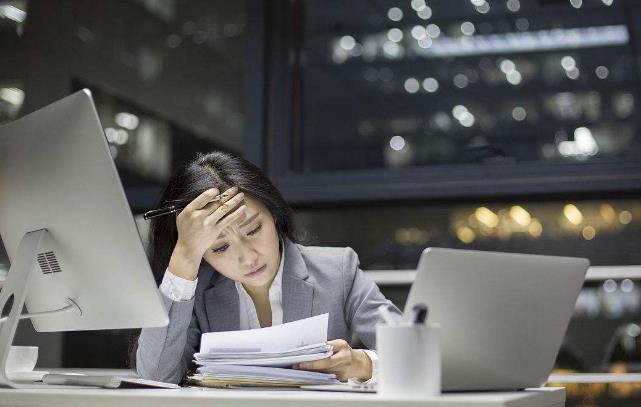 女子每天超负荷工作到凌晨两三点 还受同事夹板气