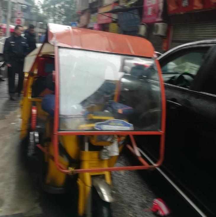 路窄还停着三轮车  双方抓扯了起来