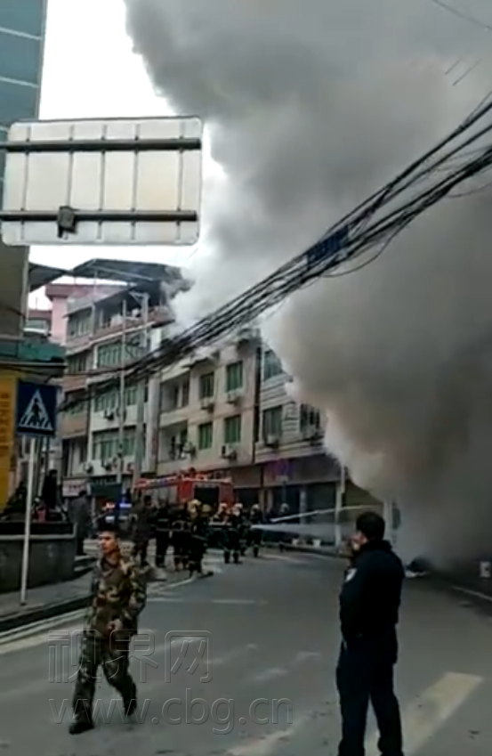 彭水一门市起火 现场噼啪声吓坏路人