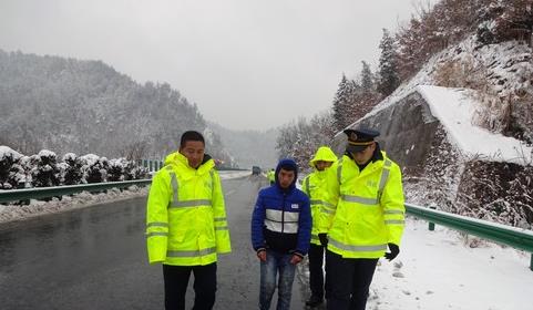 万州小伙冒雪从湖北步行回重庆 结果尴尬了