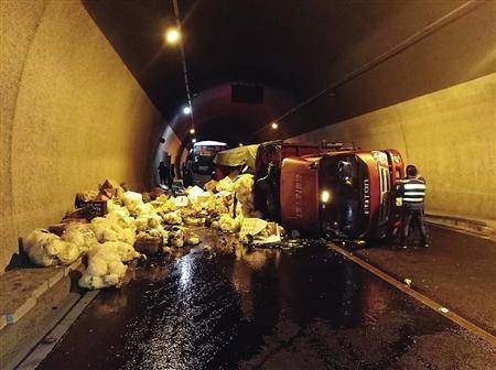 货车侧翻高速隧道  各种蔬菜撒了一地