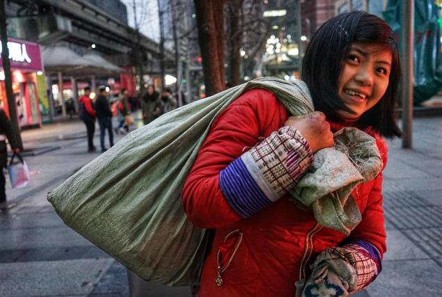 重庆残疾女孩拾荒   满手冻疮月收入100元