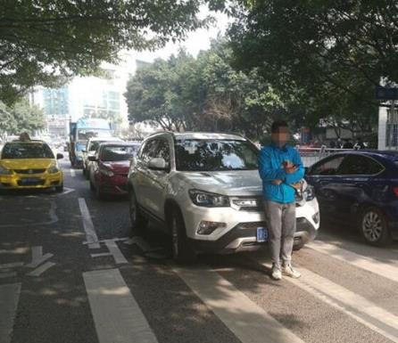 男子过马路未被“礼让”拦车抗议 后致两车追尾