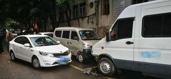 被脚垫缠住  轿车突然冲了出去