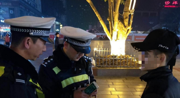 八千买了部水货手机  手机店“失踪”了