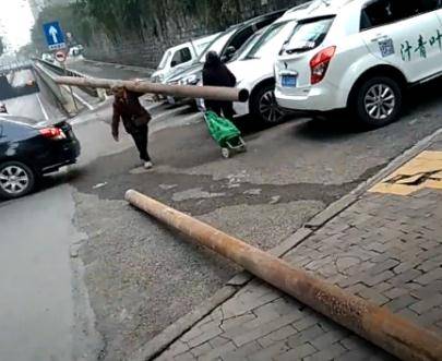 七旬老人扛34公斤钢管  走了1里卖了27块