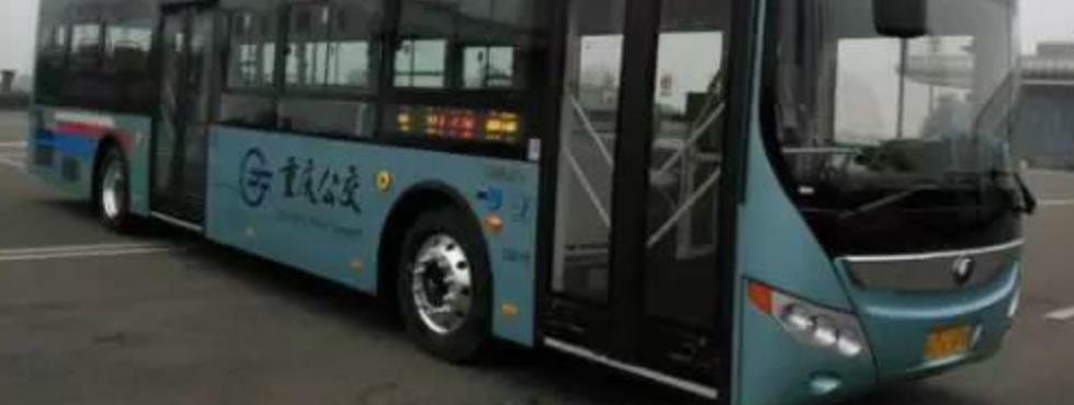 老太突然心脏骤停 公交车改道急送医