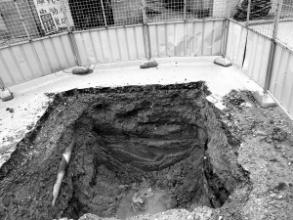 男孩不慎掉深坑受伤 左邻右舍出钱帮其治疗