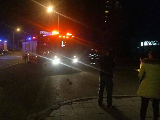 卧室窗外突发大火 高温烤炸玻璃划伤他右手