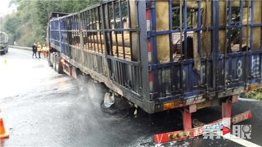 轮胎抱死浑然不知 挂车一下变“火车”