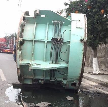 十多吨箱体掉落  把公路都砸出个坑