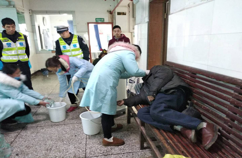 老人因不识字误把农药当酒喝 民警开警车紧急送人去抢救