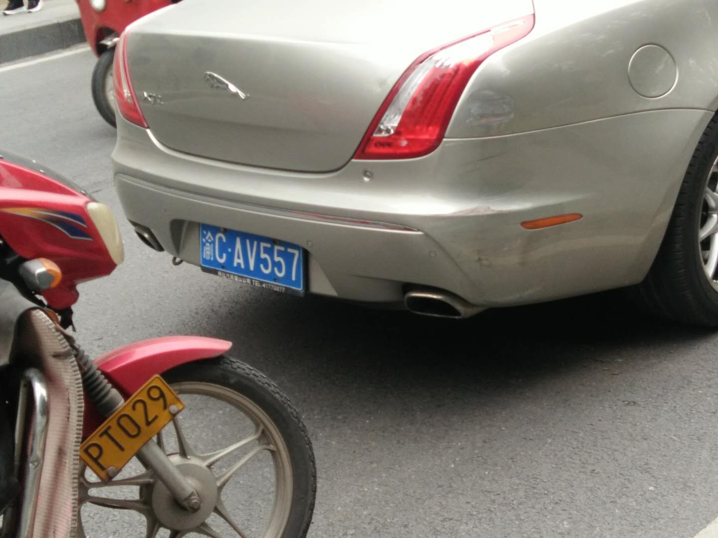 保险公司只赔2000元 可捷豹司机说修车至少两三万